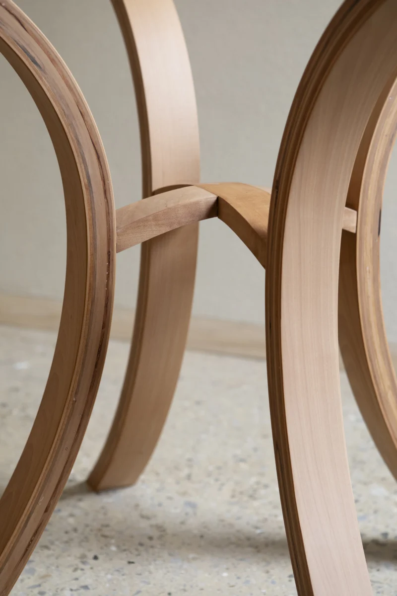 Guéridon aux pieds cintrés