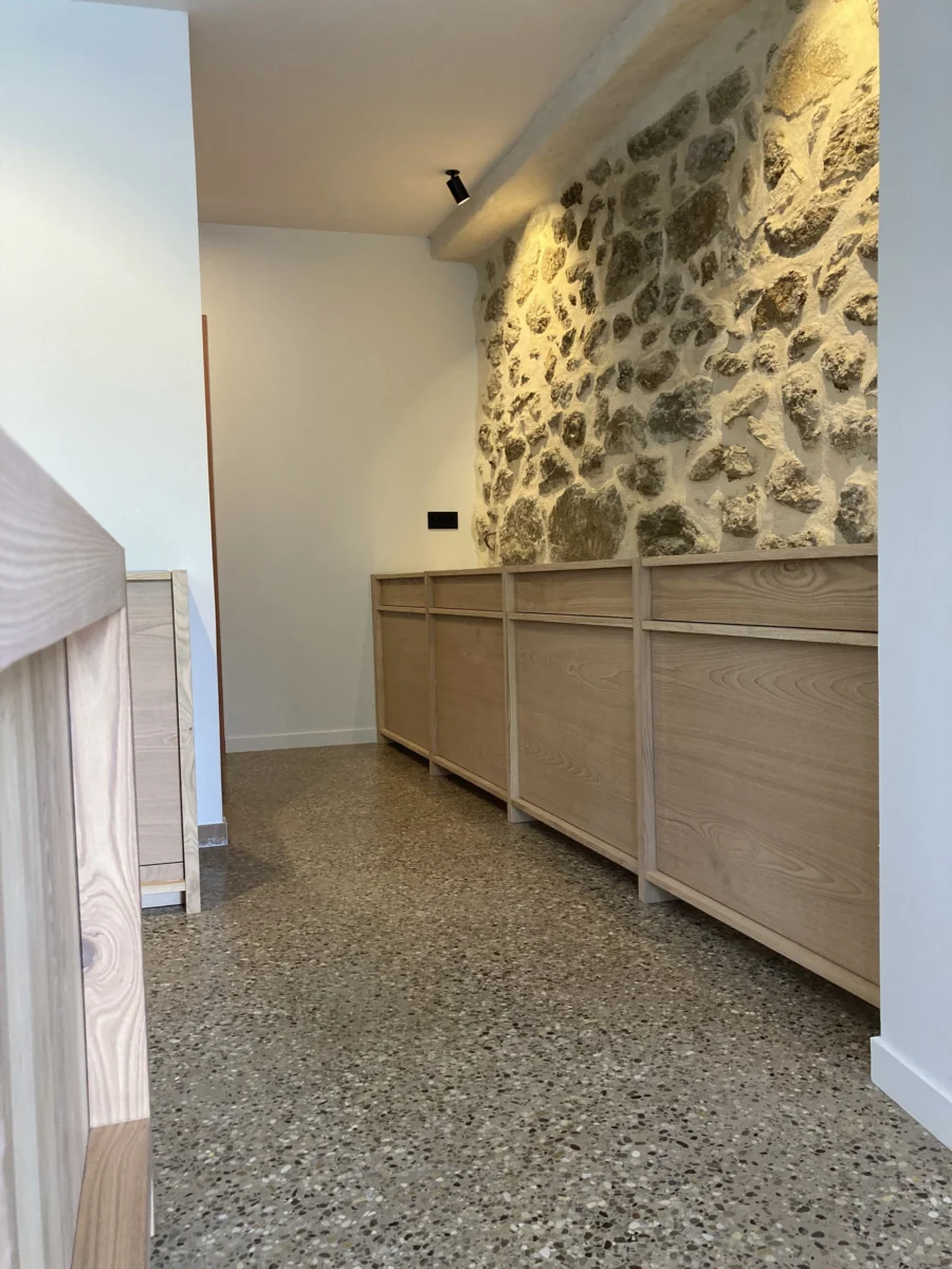 Cuisine au mur de pierre