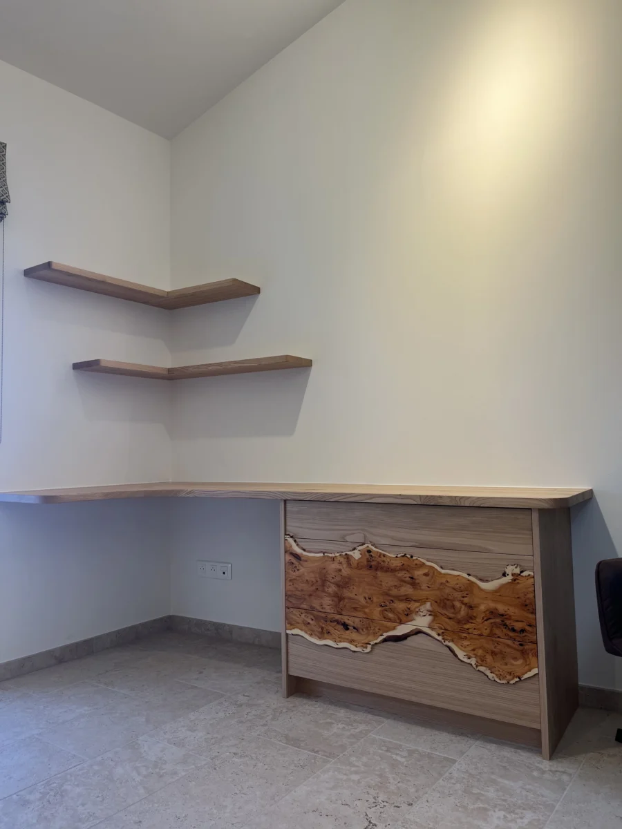 Bureau d’angle en Chataignier et If