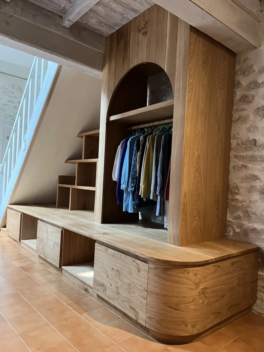 Dressing arrondi sous l’escalier, en Chêne
