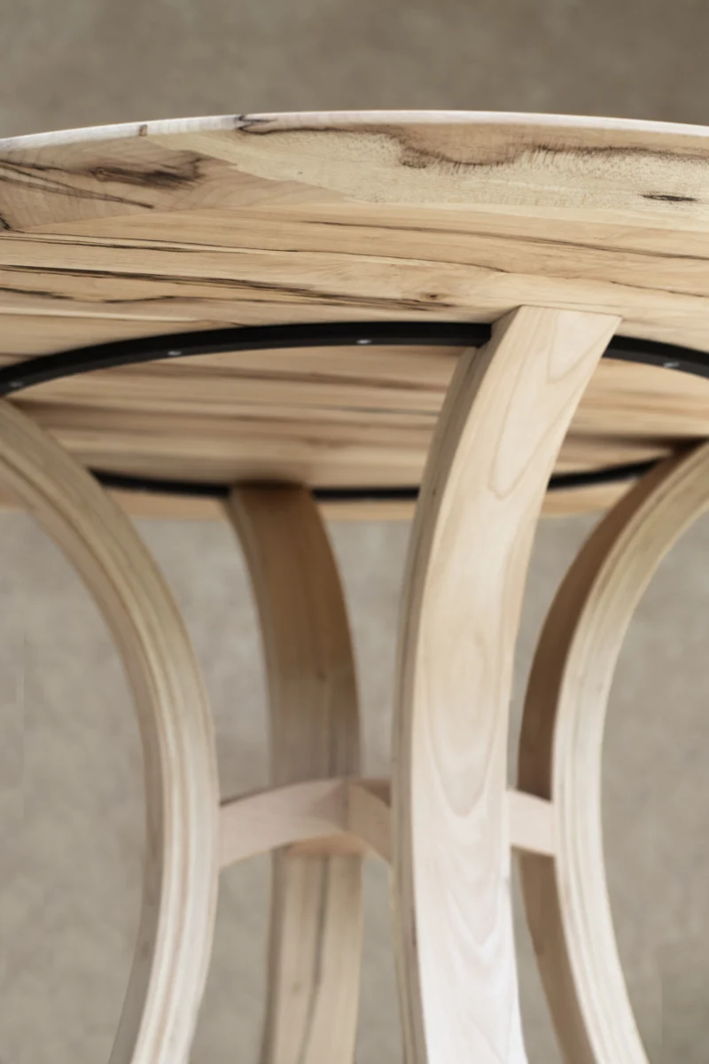 Table en érable aux pieds cintrés