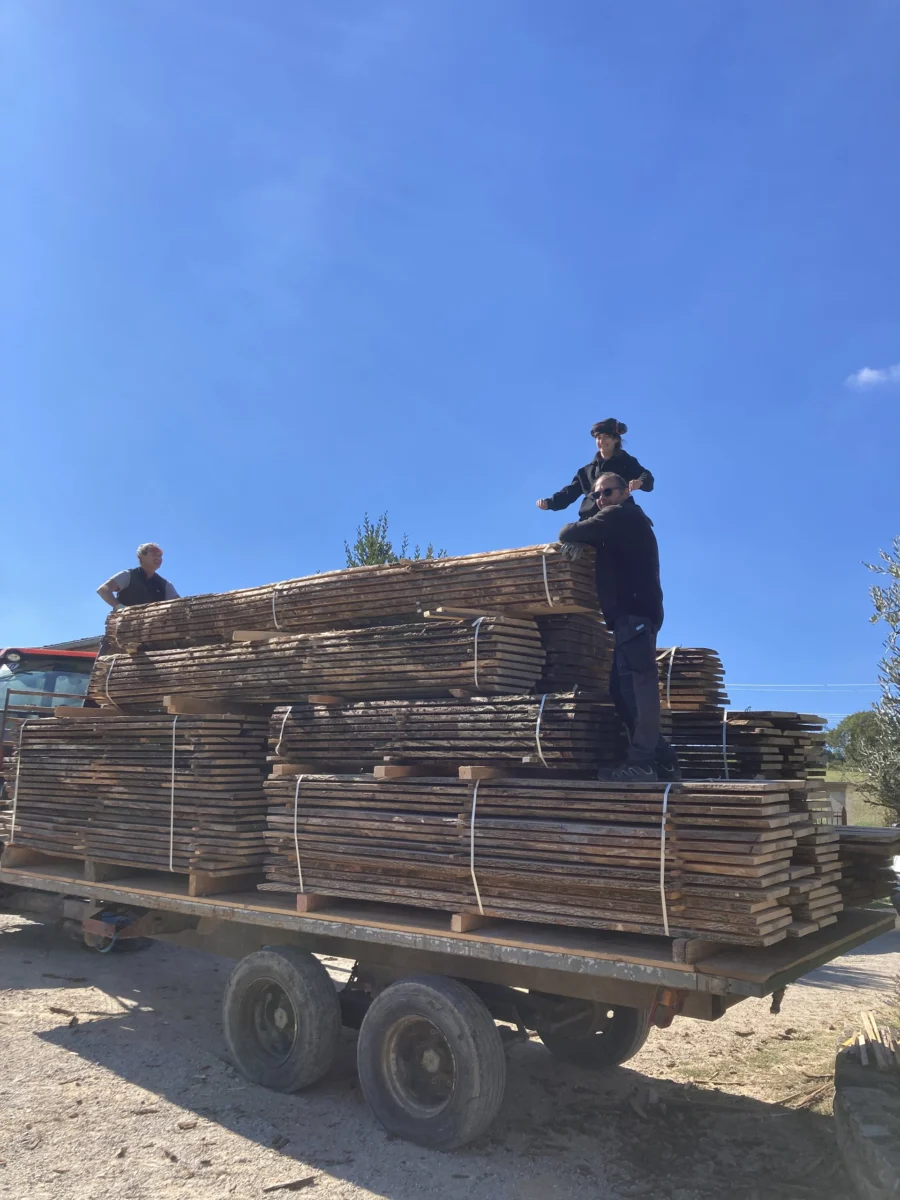 Chargement des plateaux sur une remorque