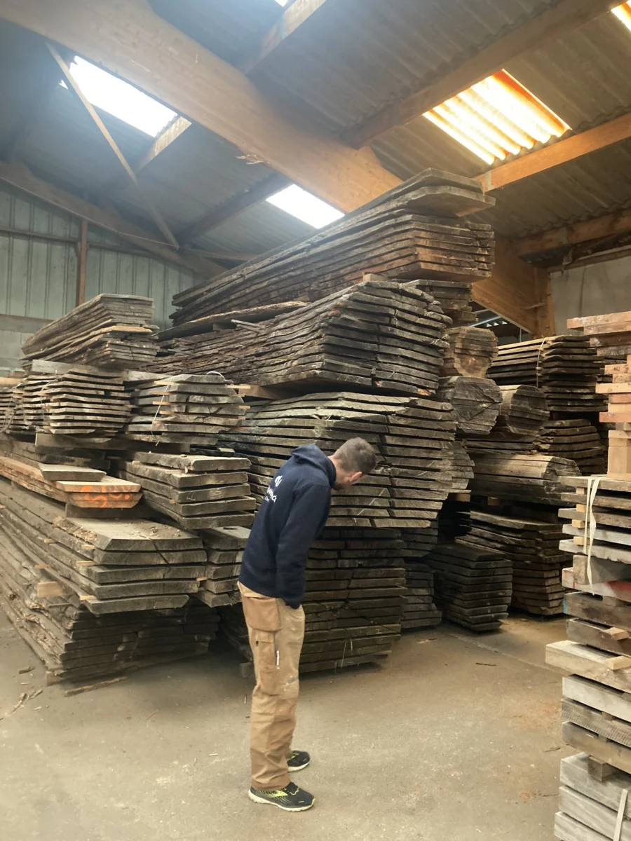 Choix d’un plateau parmi les piles du hangar