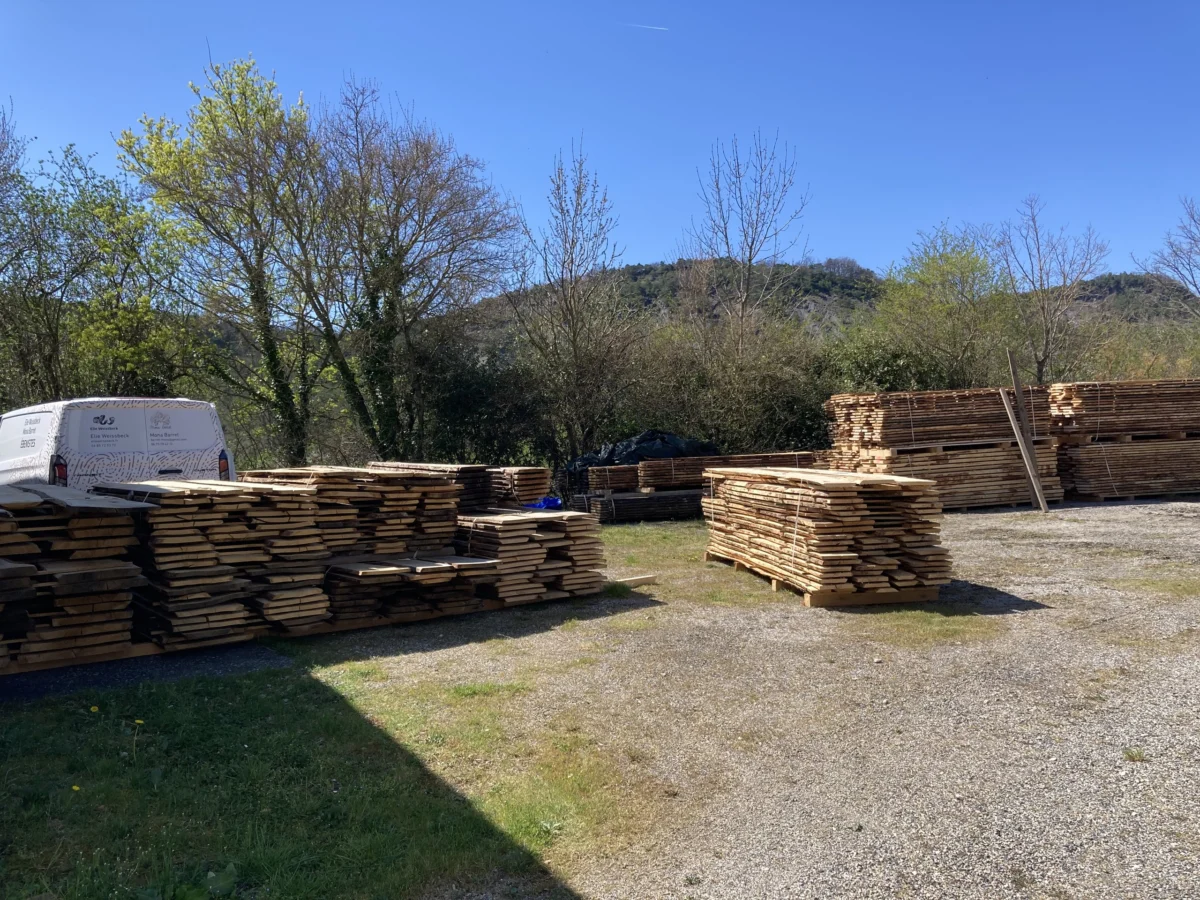 Piles de bois en séchage à l’air libre