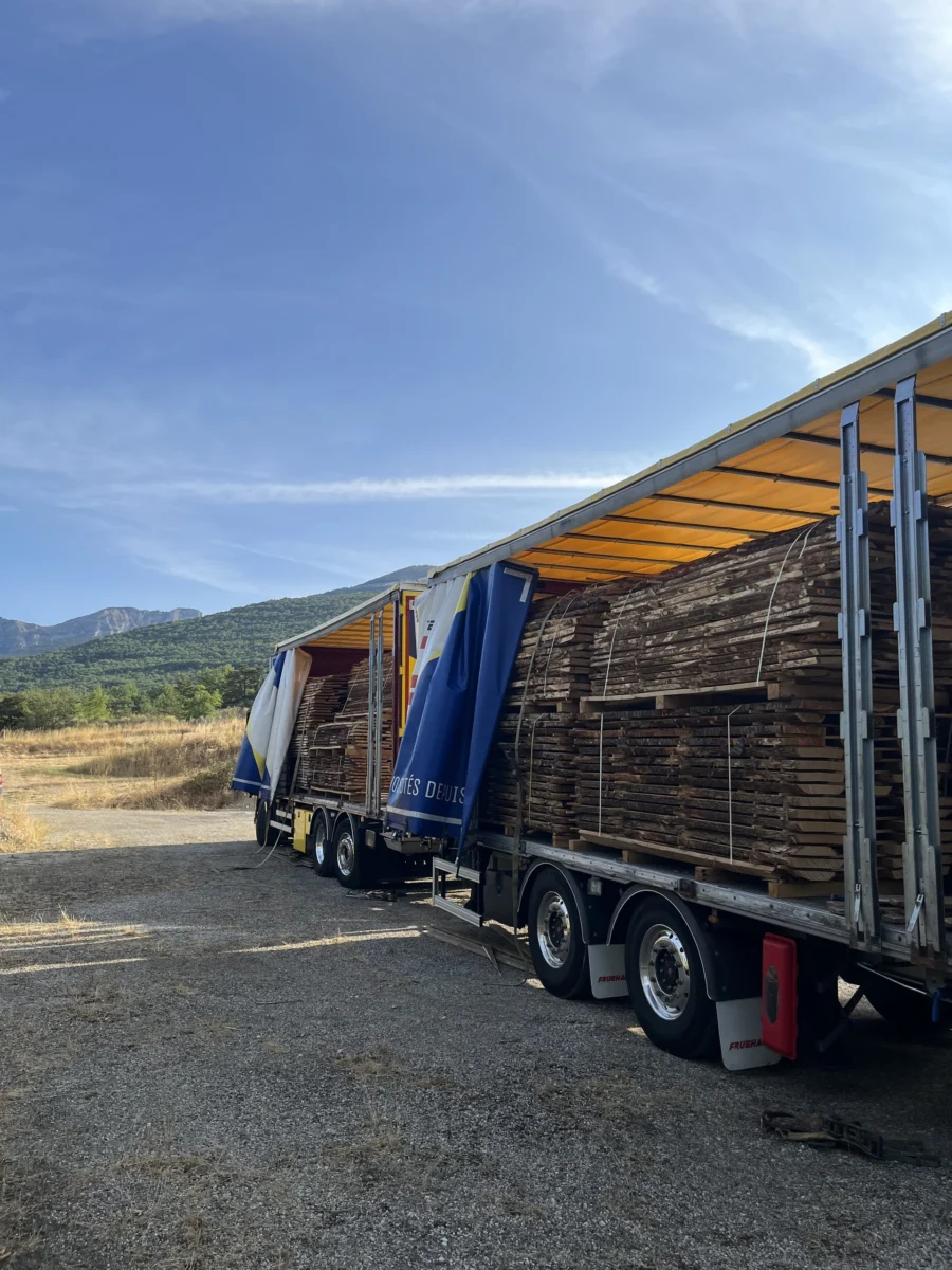 Semi-remorque chargée de bois scié