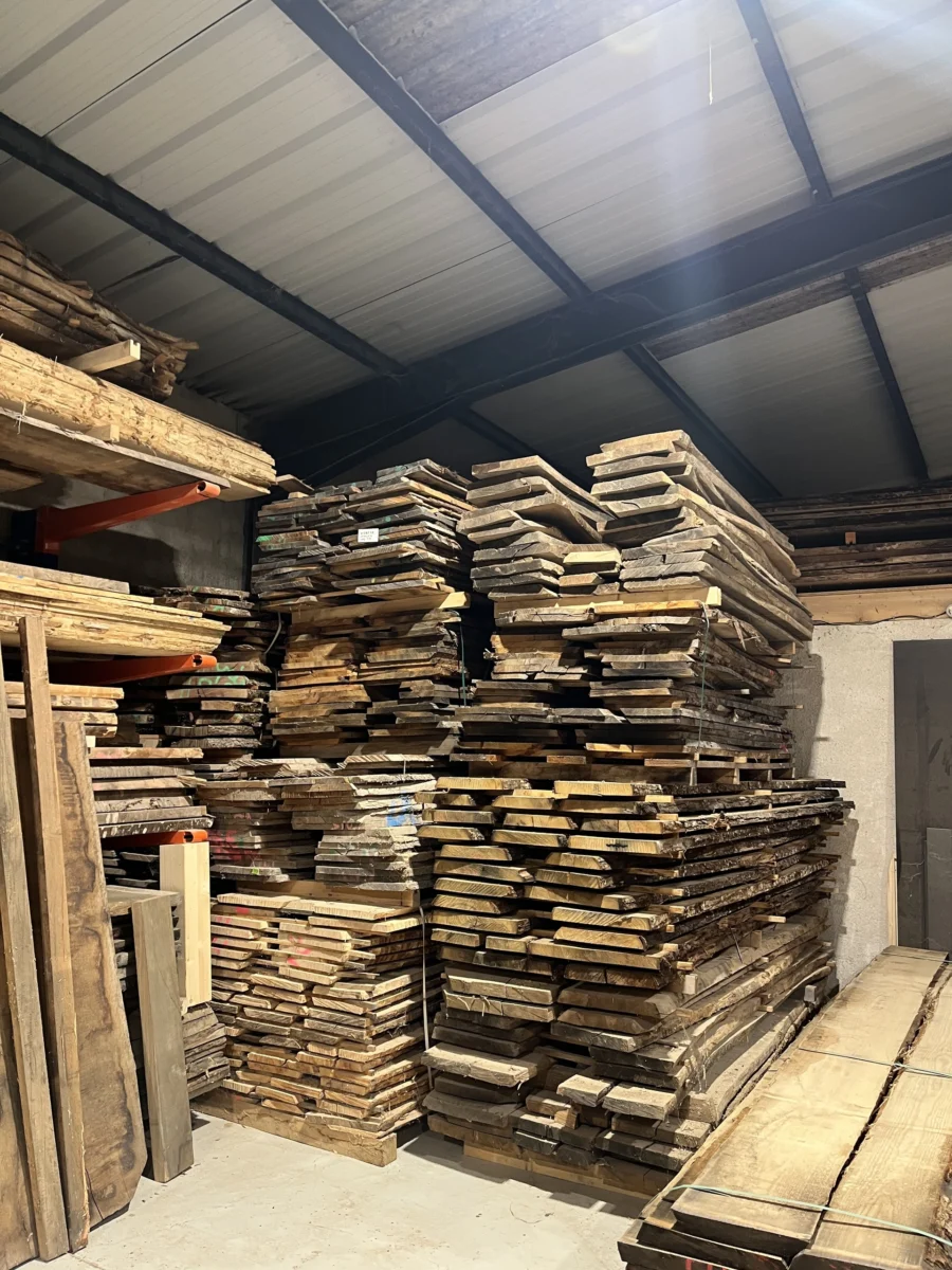 Stock de plateaux sous le hangar de l’atelier