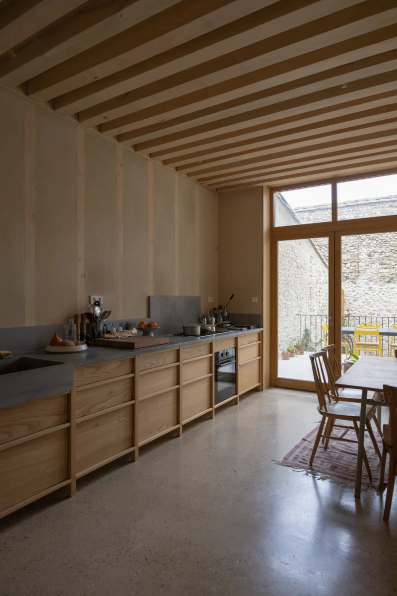 Cuisine en chêne, vue vers la porte-fenêtre