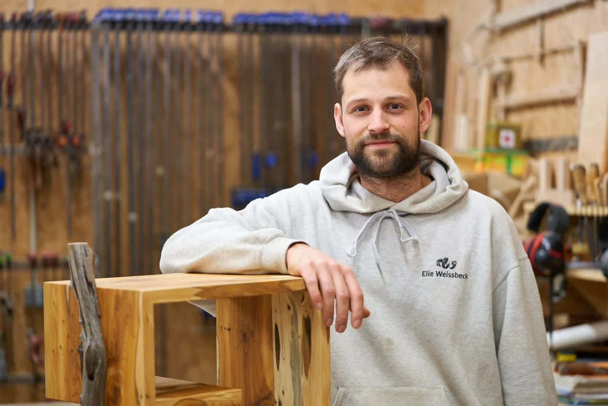 Elie Weissbeck à l’établi, dans son atelier